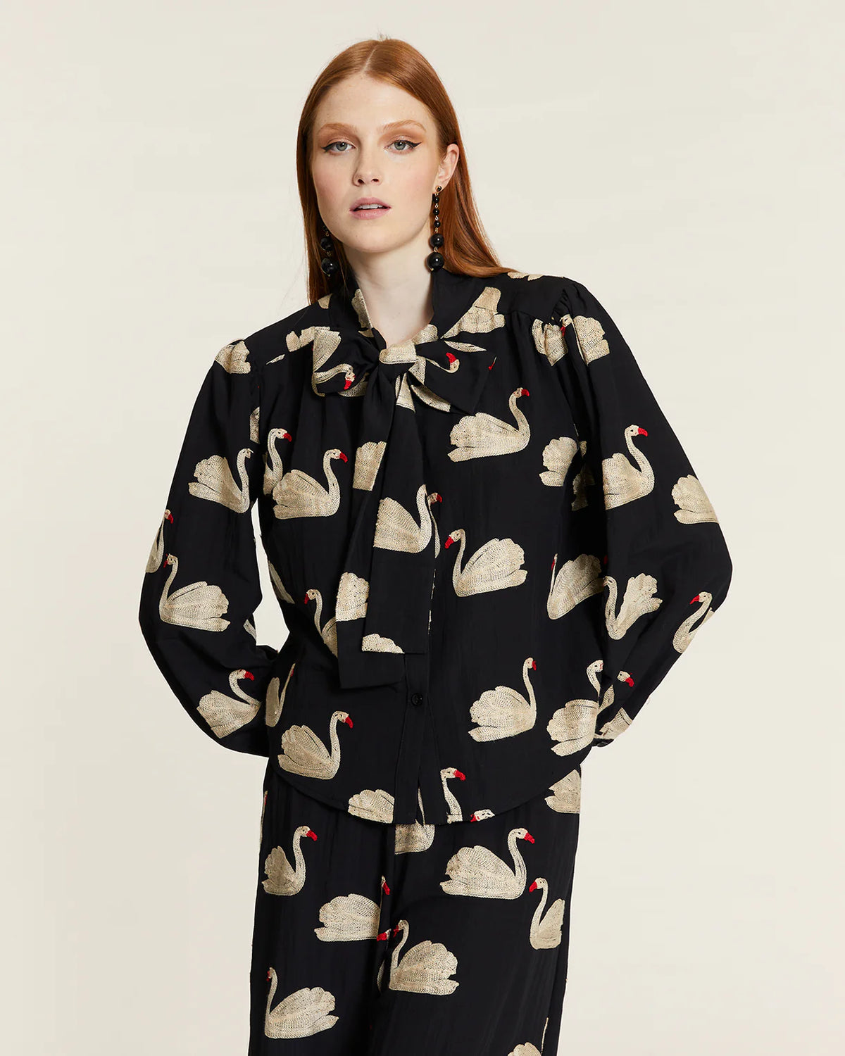 Camisa Lazada y Bordado Cisnes