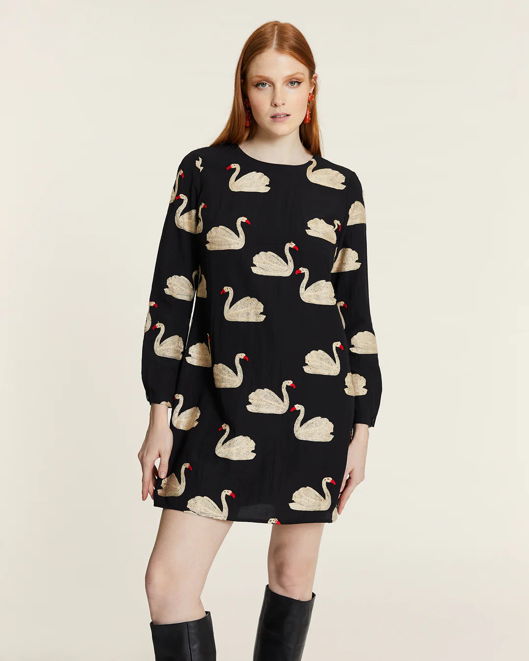 Vestido Corto Bordado Cisnes