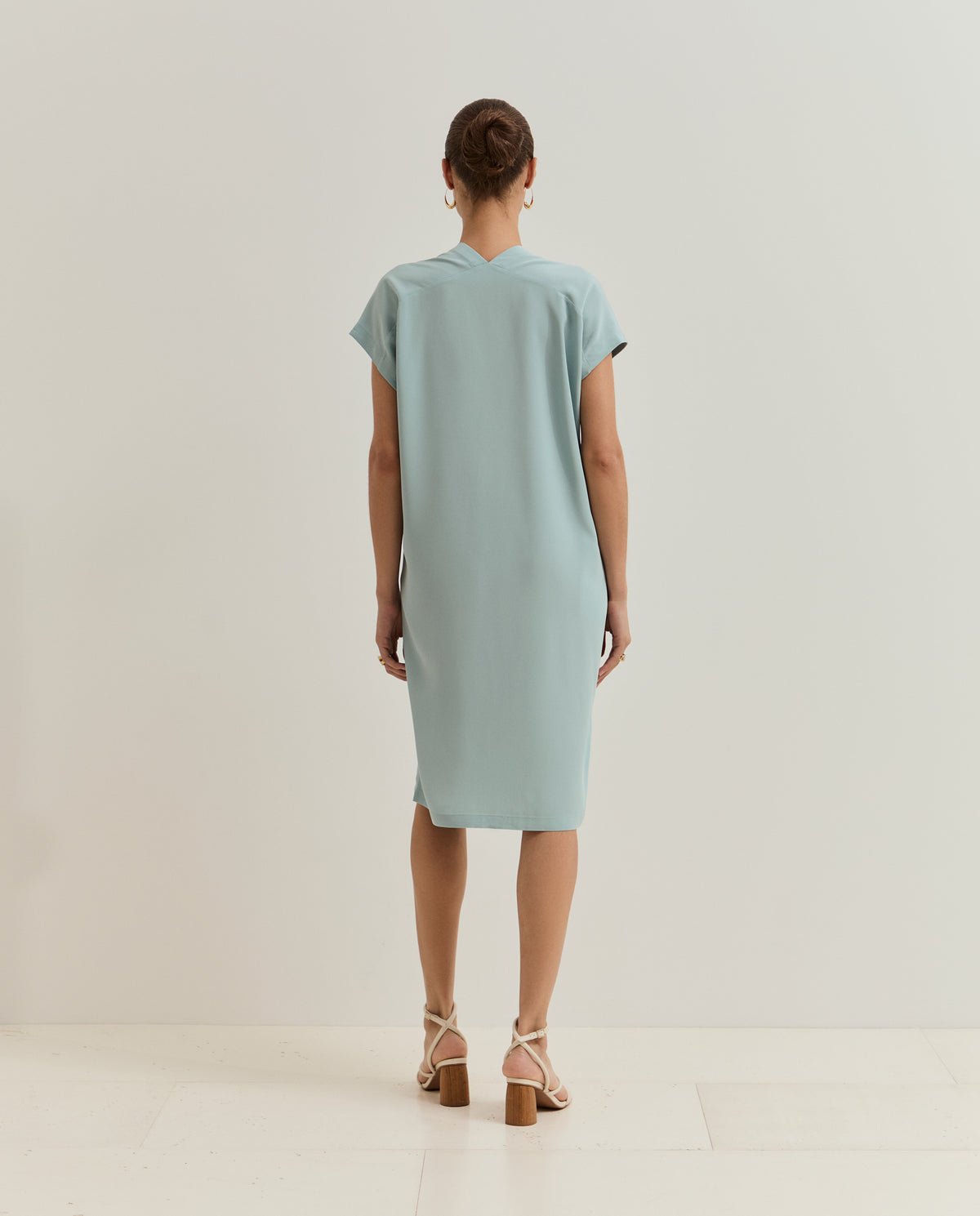 Vestido de corte recto y Escote en V