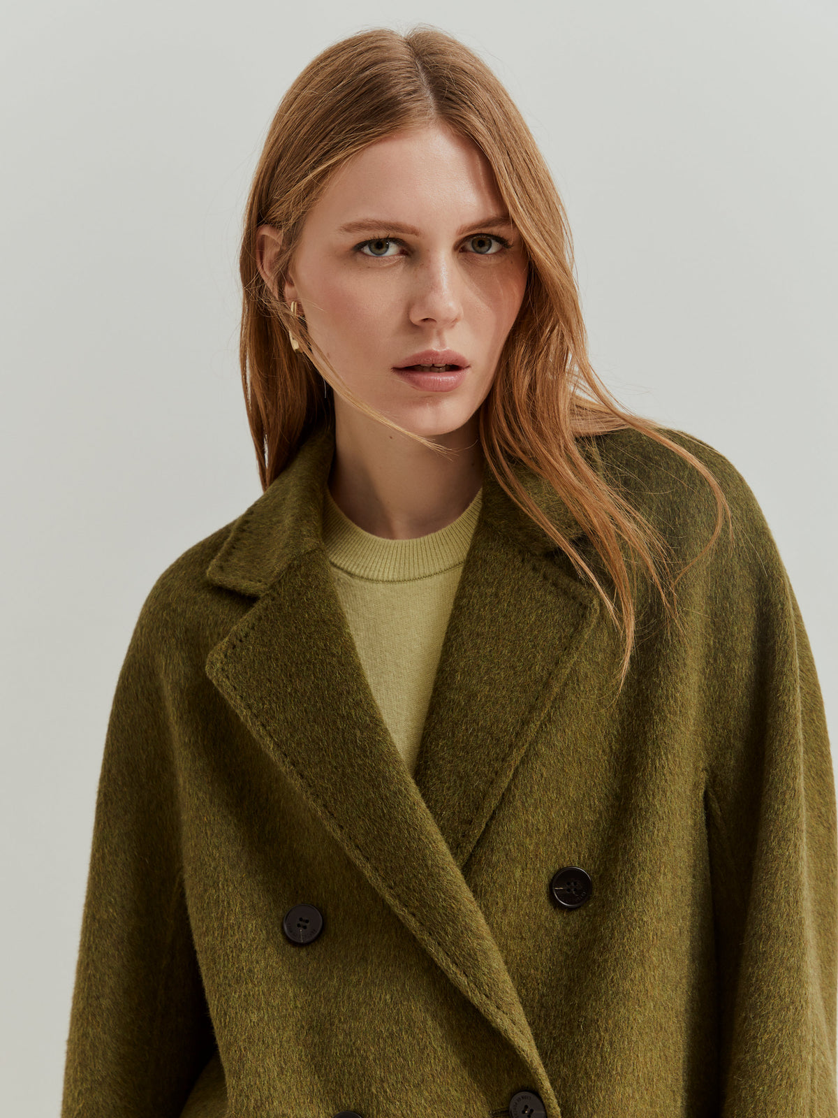 Abrigo cruzado de lana para mujer. Elegante, moderno y cómodo. Una prenda atemporal que combina estilo y calidez.