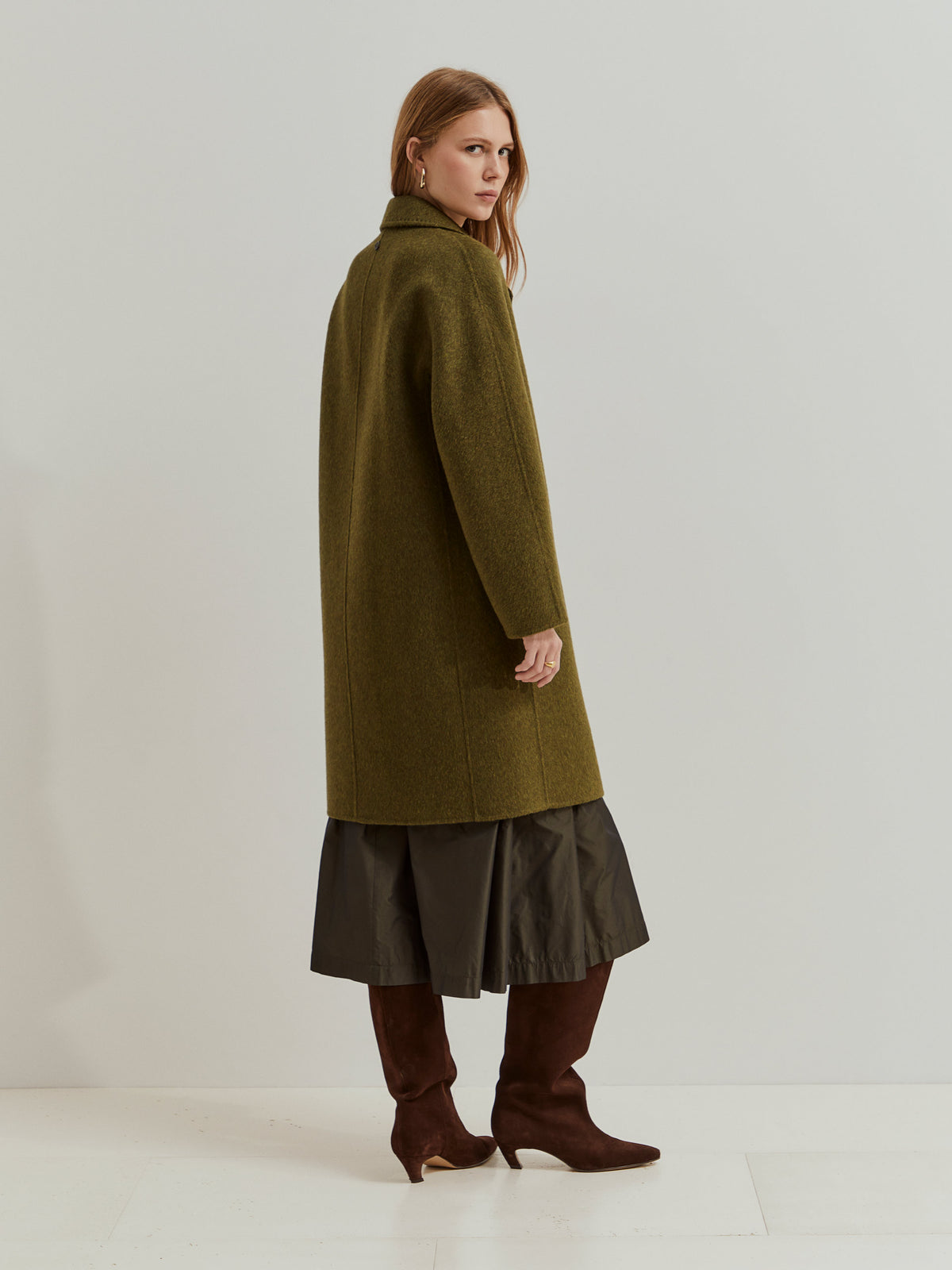 Abrigo cruzado de lana para mujer. Elegante, moderno y cómodo. Una prenda atemporal que combina estilo y calidez.