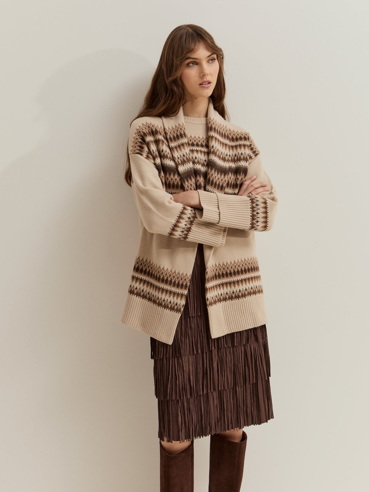 Cárdigan de punto con 80% lana y estampado geométrico nórdico. Diseño holgado y alargado con cuello ancho, puños y bajo acanalados.