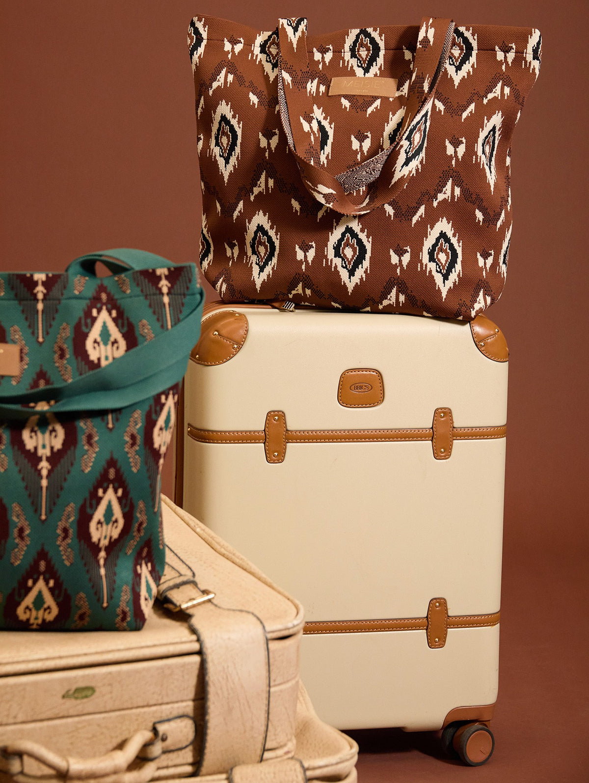 Bolso tote de puntocon estampado étnico, asas tejidas y gran capacidad. Cierre con cremallera metálica. Descúbrelo en míamaría.