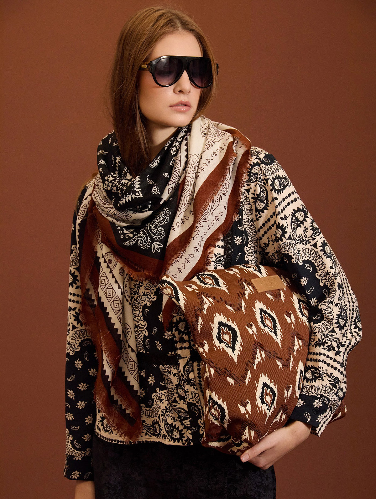 Bolso tote de punto Meisie con estampado étnico, asas tejidas y gran capacidad. Cierre con cremallera metálica. Descúbrelo en míamaría.
