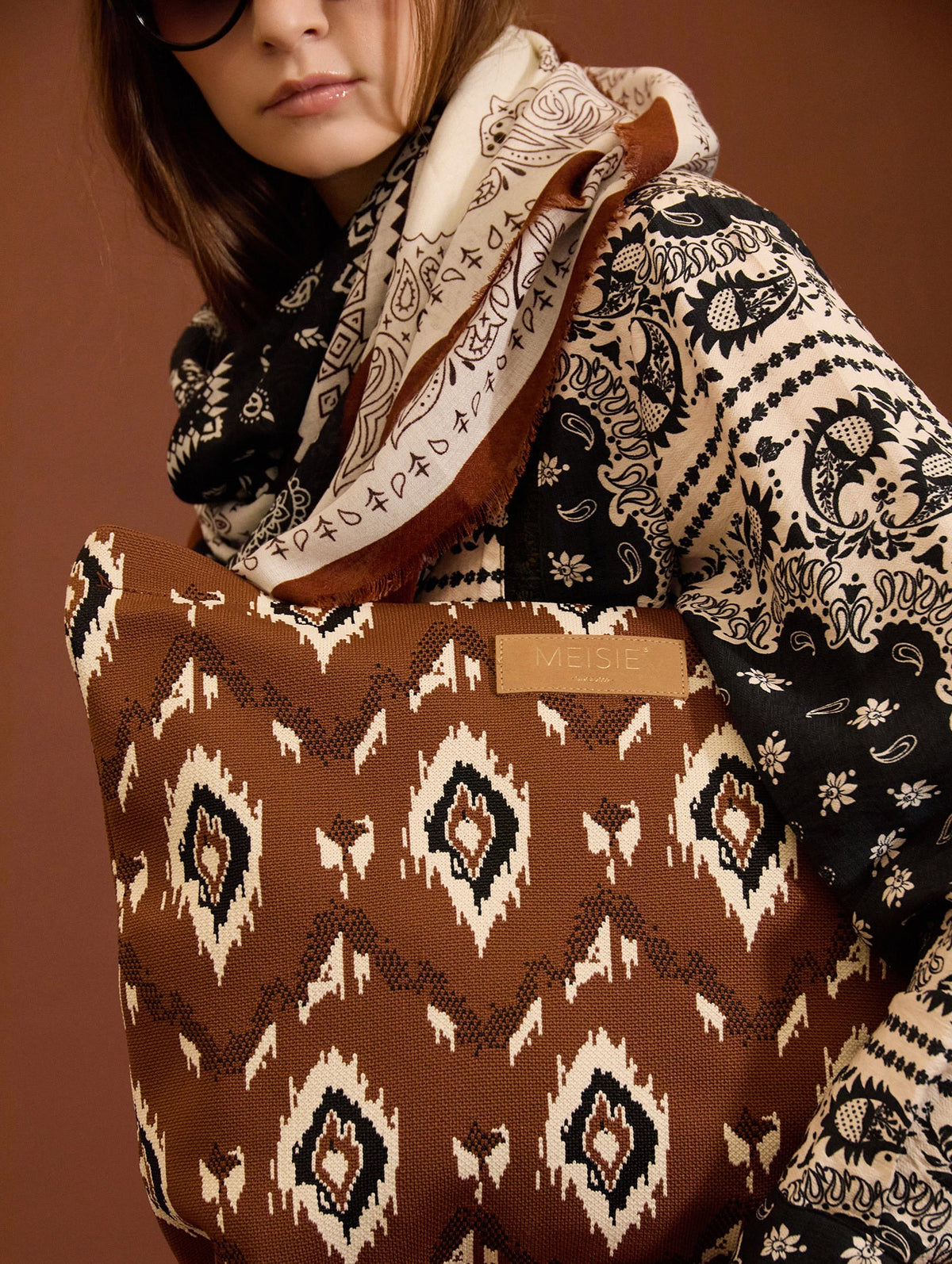 Bolso tote de punto Meisie con estampado étnico, asas tejidas y gran capacidad. Cierre con cremallera metálica. Descúbrelo en míamaría.