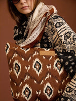 Bolso tote de punto Meisie con estampado étnico, asas tejidas y gran capacidad. Cierre con cremallera metálica. Descúbrelo en míamaría.