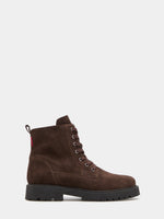 Estos botines de ante marrón para mujer combinan cordones a juego con una suela de goma con relieve que aporta un aire desenfadado a tus looks.