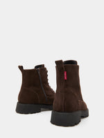 Estos botines de ante marrón para mujer combinan cordones a juego con una suela de goma con relieve que aporta un aire desenfadado a tus looks.
