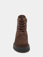 Estos botines de ante marrón para mujer combinan cordones a juego con una suela de goma con relieve que aporta un aire desenfadado a tus looks.