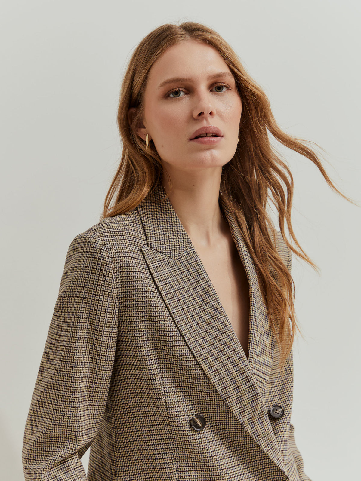 Blazer de mujer a cuadros con corte regular fit. Elegante, versátil y fácil de combinar. Un básico sofisticado para cualquier ocasión.