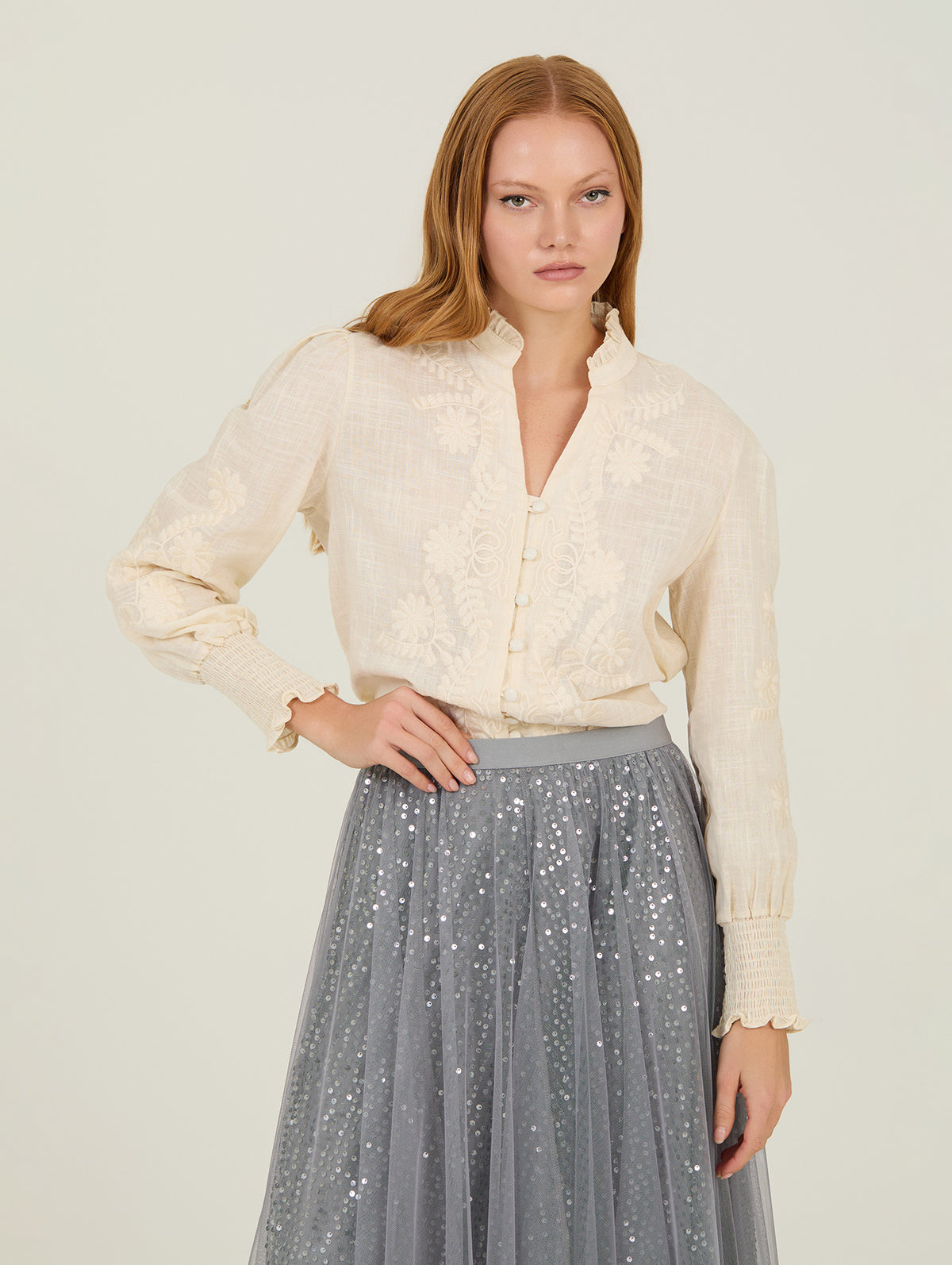 Blusa con bordado a tono confeccionada en tejido de algodón con textura ligera, que aporta un aire natural y refinado.