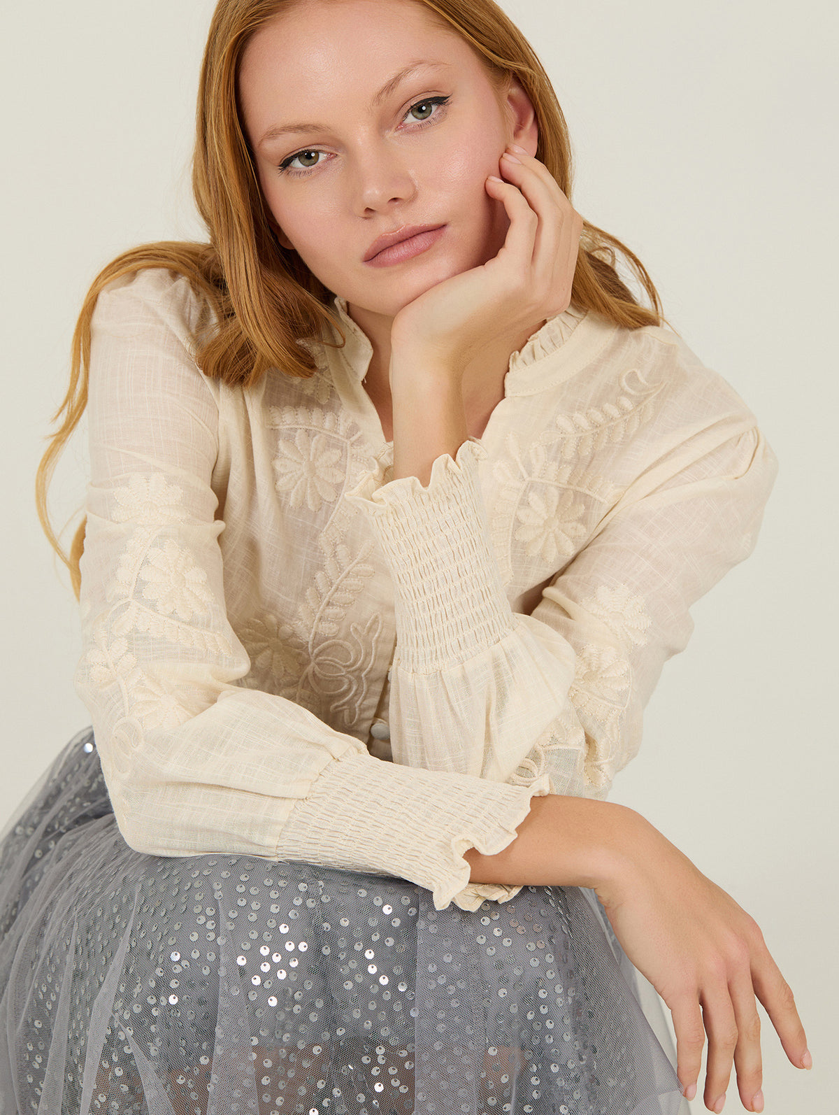 Blusa con bordado a tono confeccionada en tejido de algodón con textura ligera, que aporta un aire natural y refinado.