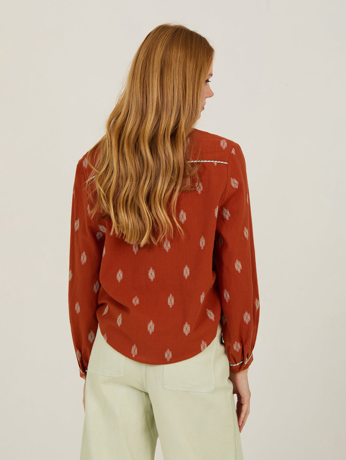 Blusa estampada geométrica en tonos anaranjados y beige