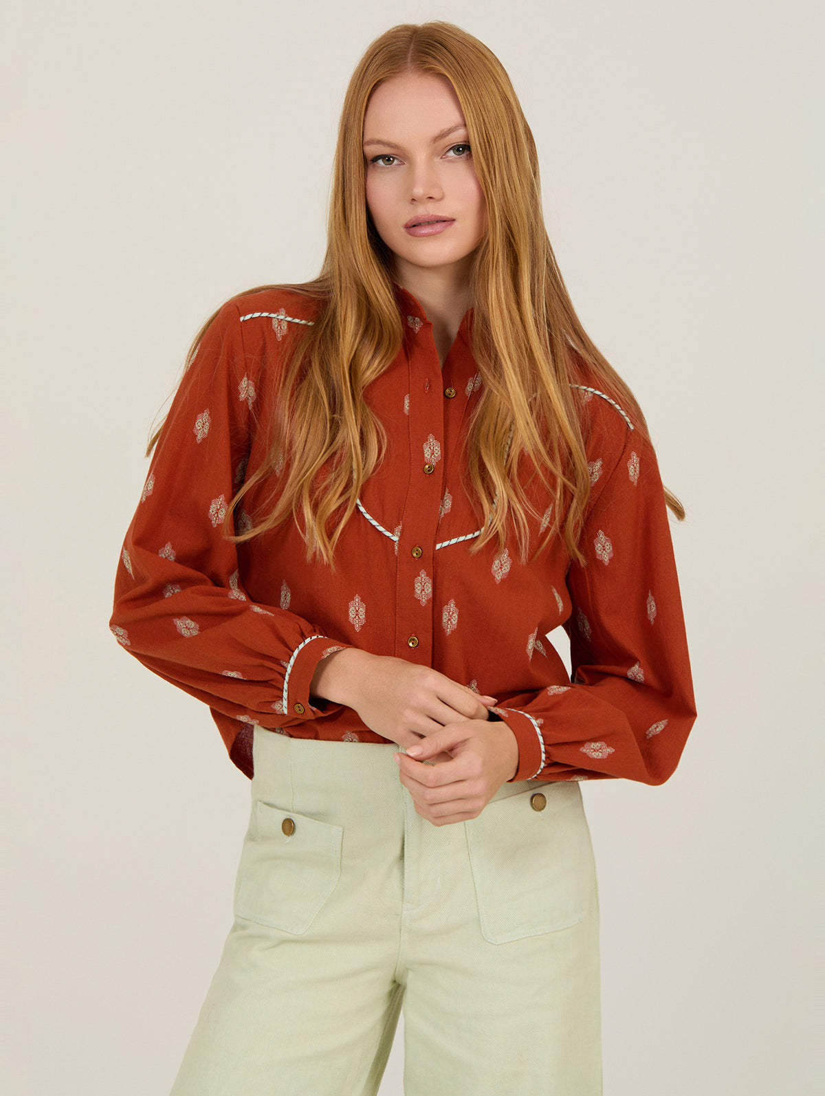 Blusa de manga larga con cuello mao y botones frontales