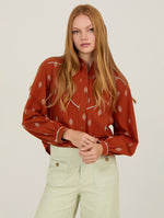 Blusa de manga larga con cuello mao y botones frontales