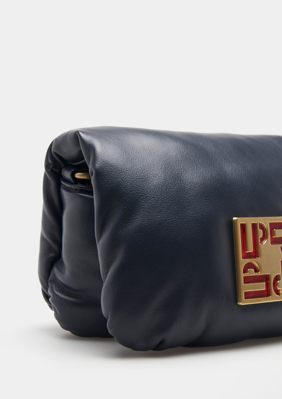 Bolso acolchado de mujer con asas lisa y de cadena. Incluye bolsillo interior y aplique metálico con la marca para un toque elegante.