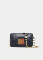 Bolso acolchado de mujer con asas lisa y de cadena. Incluye bolsillo interior y aplique metálico con la marca para un toque elegante.