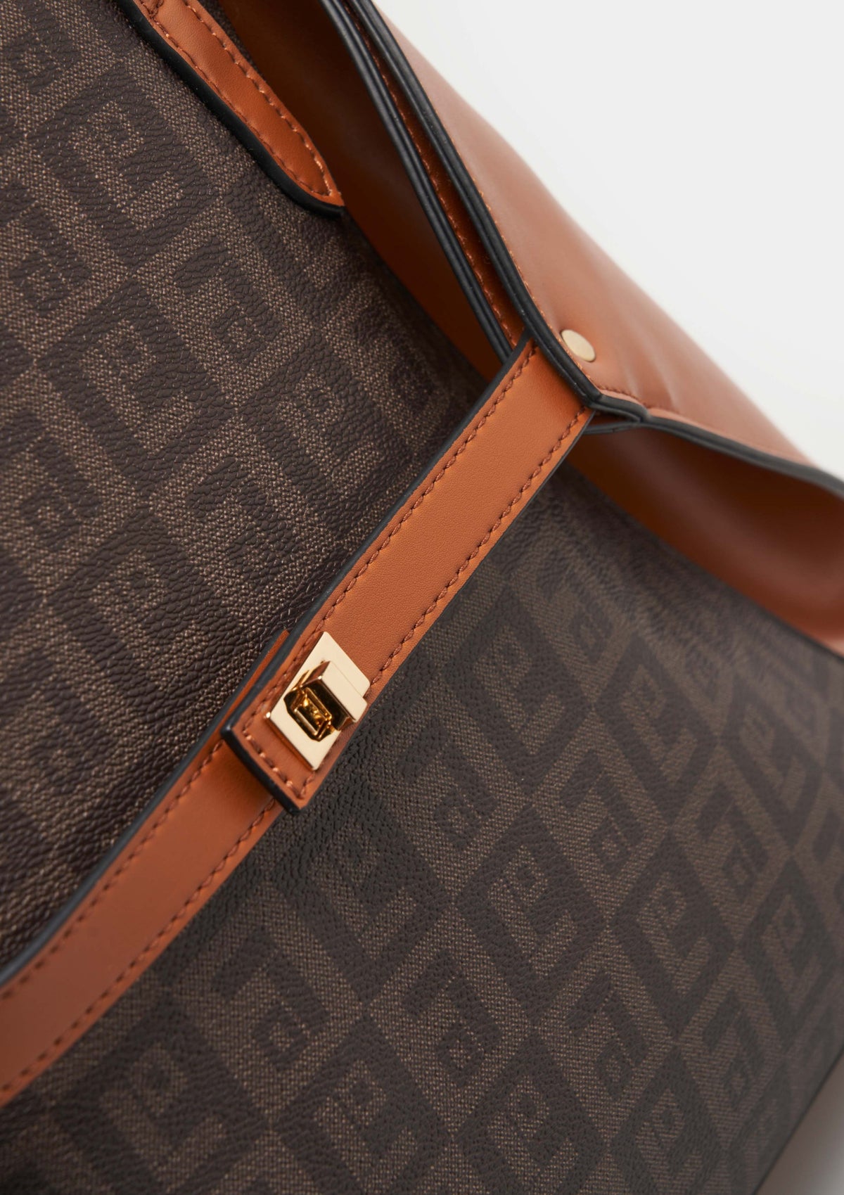 Bolso tote bag de mujer con monograma y diseño bicolor. Elegante, espacioso y perfecto para añadir sofisticación a su día a día.