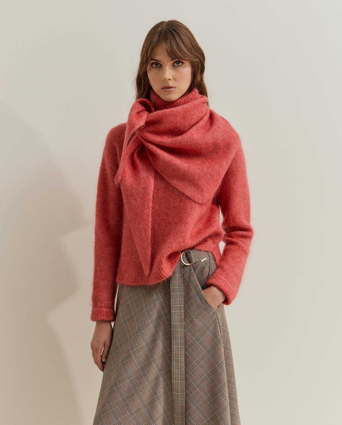 Bufanda tipo chal confeccionada con una agradable mezcla de mohair y lana, diseñada para aportar calidez