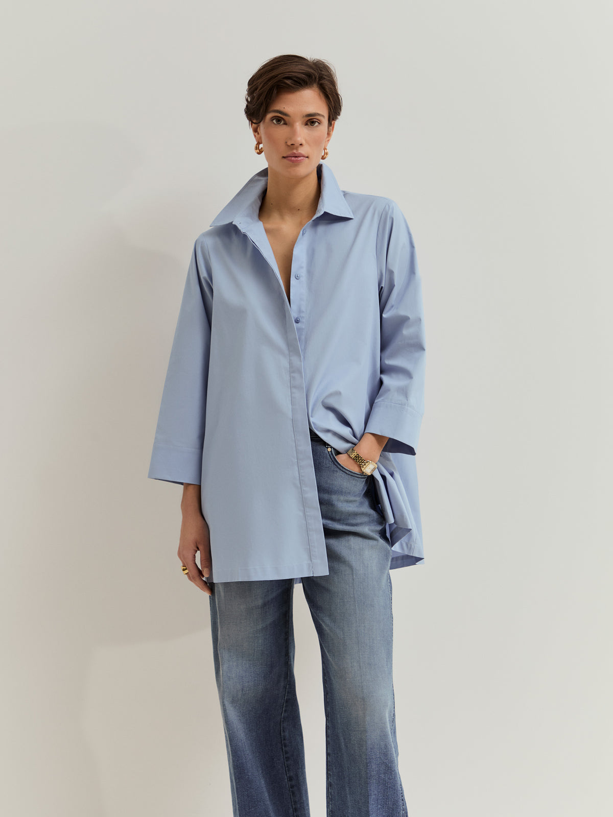 Camisa Algodón Oversize Larga Fluida, moderna y con un aire relajado. Esta camisa de algodón oversize combina comodidad y diseño contemporáneo en una silueta amplia