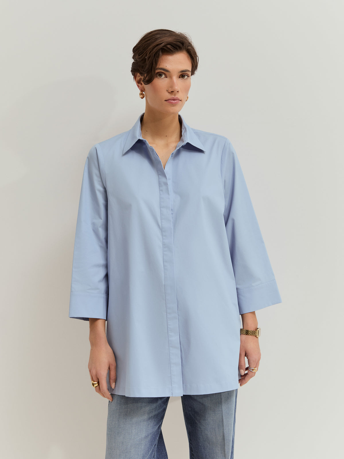 Camisa Algodón Oversize Larga Fluida, moderna y con un aire relajado. Esta camisa de algodón oversize combina comodidad y diseño contemporáneo en una silueta amplia