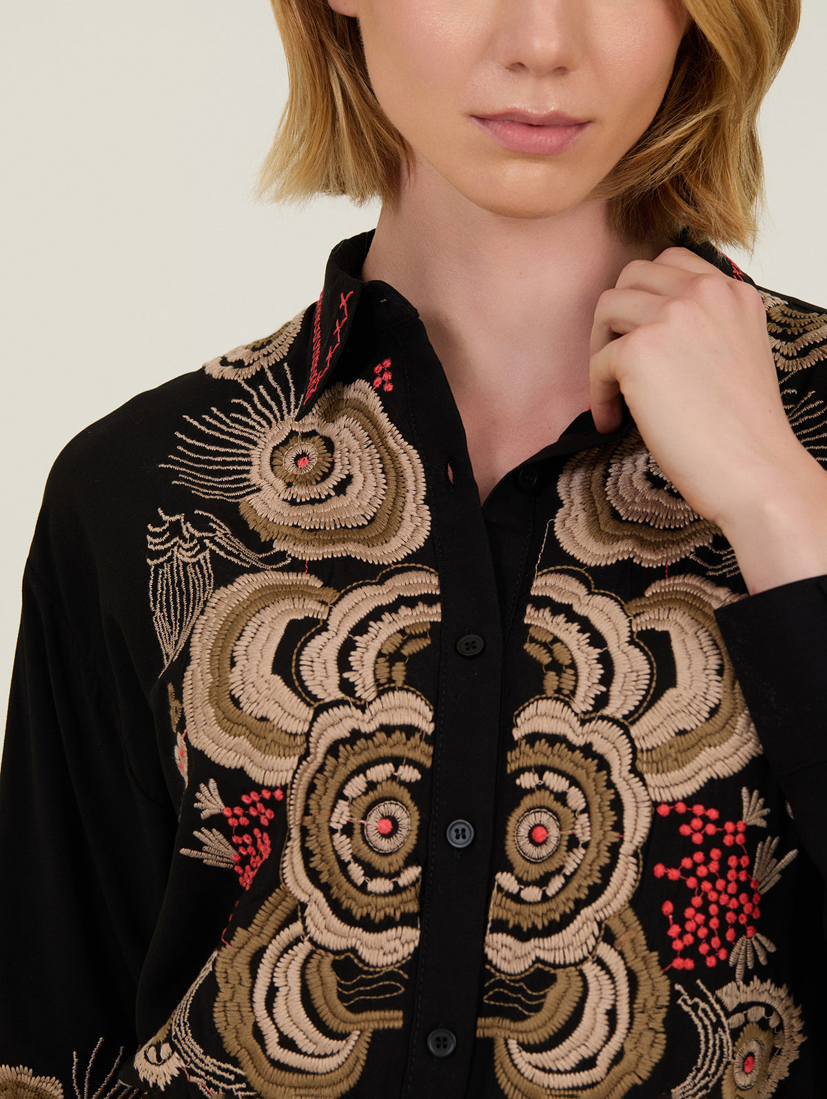 Camisa Bordada Negra de manga larga confeccionada en un suave tejido de viscosa, con un diseño elegante y lleno de personalidad.