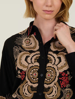 Camisa Bordada Negra de manga larga confeccionada en un suave tejido de viscosa, con un diseño elegante y lleno de personalidad.