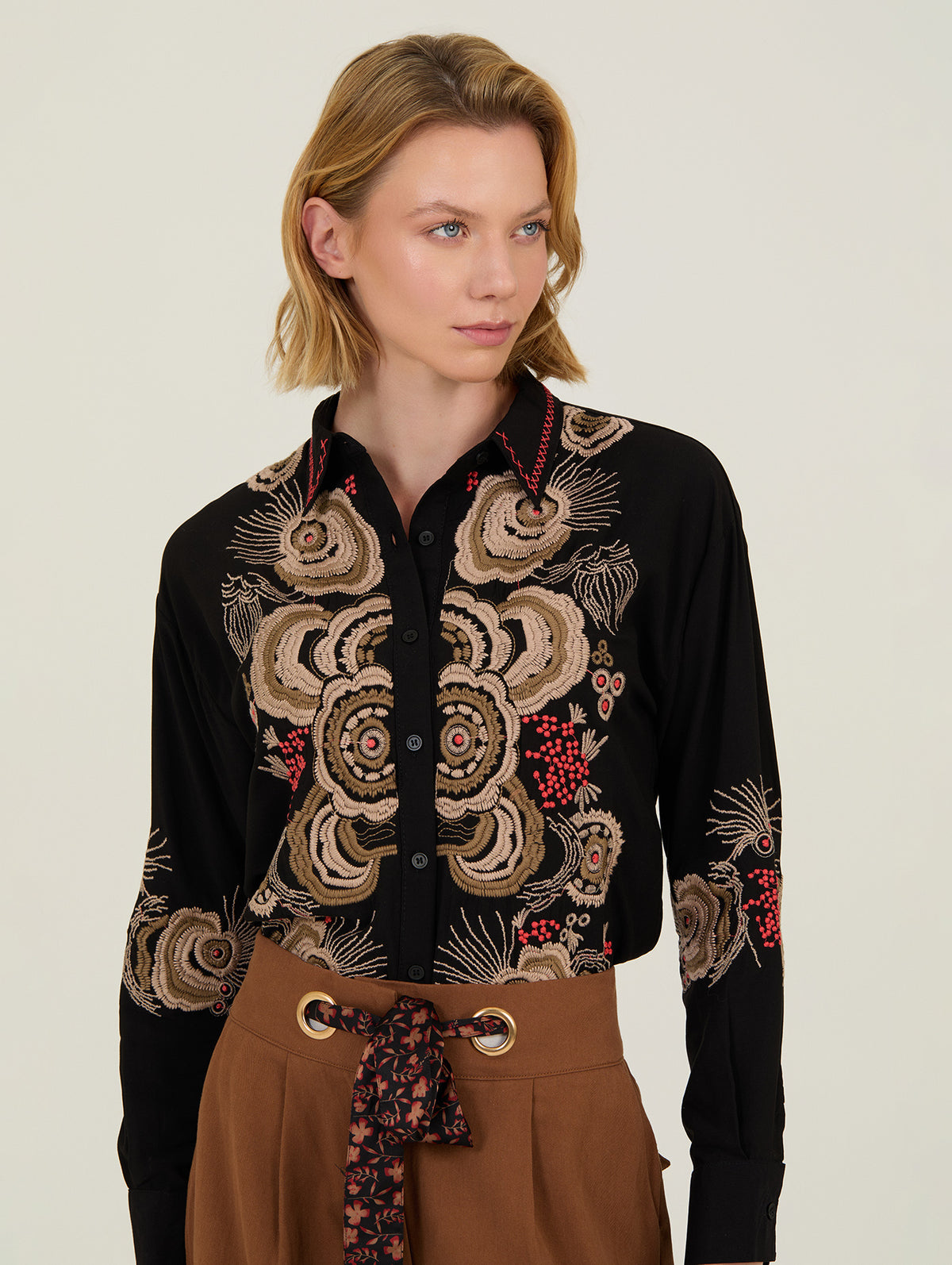 Camisa Bordada Negra de manga larga confeccionada en un suave tejido de viscosa, con un diseño elegante y lleno de personalidad.