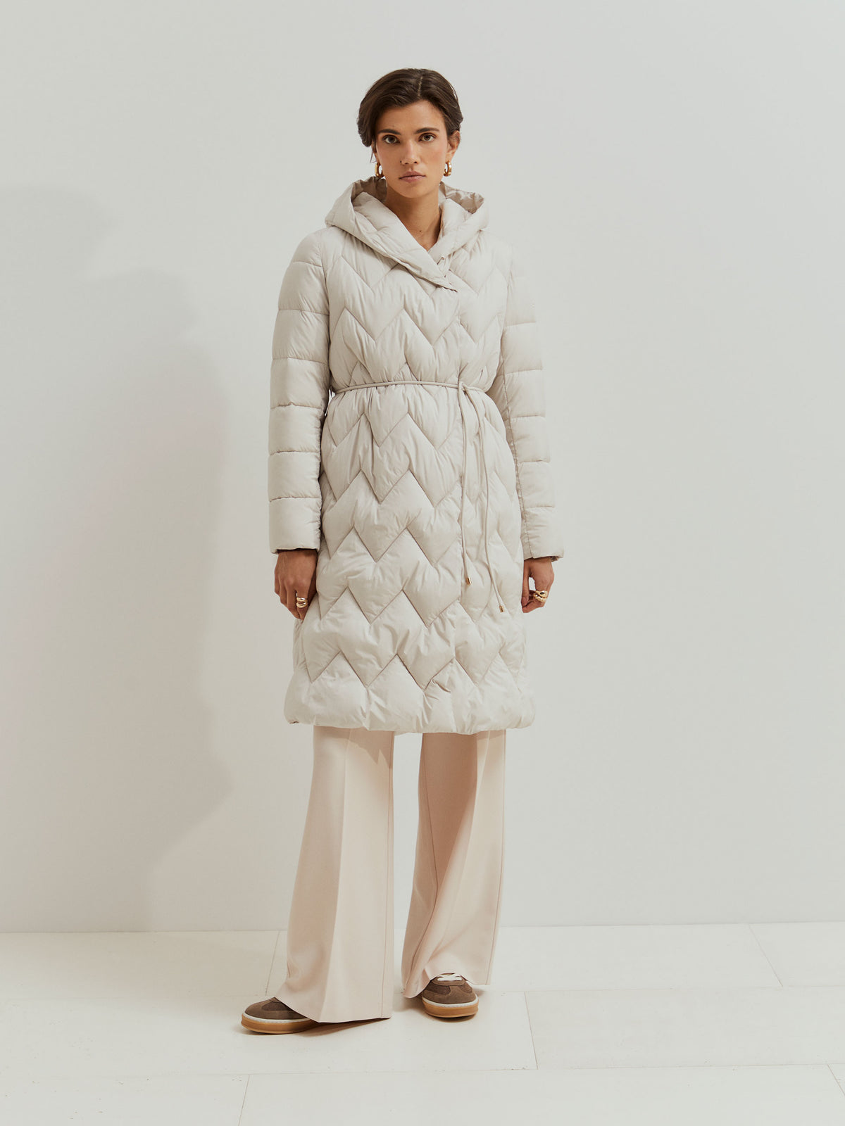 Esta chaqueta acolchada larga estilo puffer combina protección y estilo en los días fríos