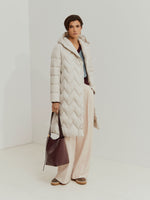 Esta chaqueta acolchada larga estilo puffer combina protección y estilo en los días fríos