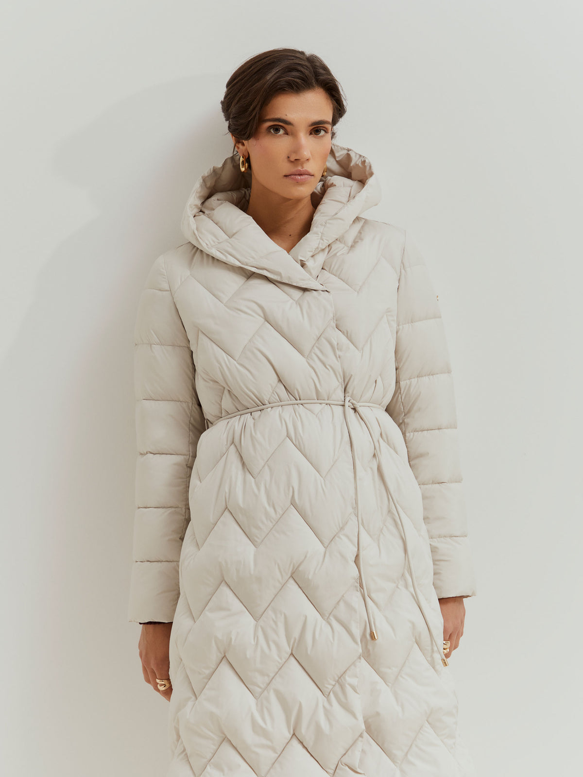 Esta chaqueta acolchada larga estilo puffer combina protección y estilo en los días fríos