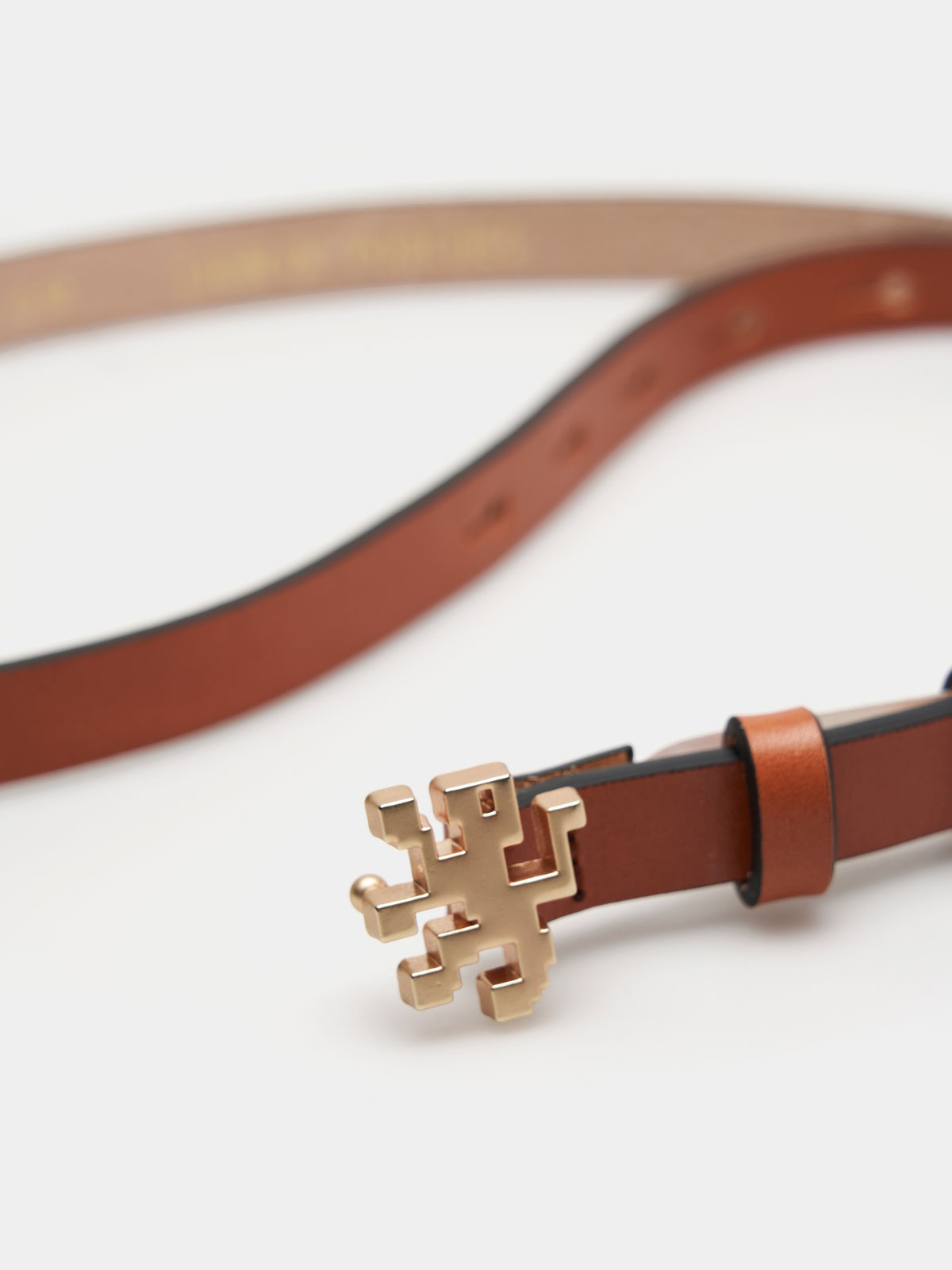 Cinturón de piel 100% con hebilla de león dorado