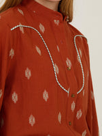 Blusa de manga larga con cuello mao y botones frontales