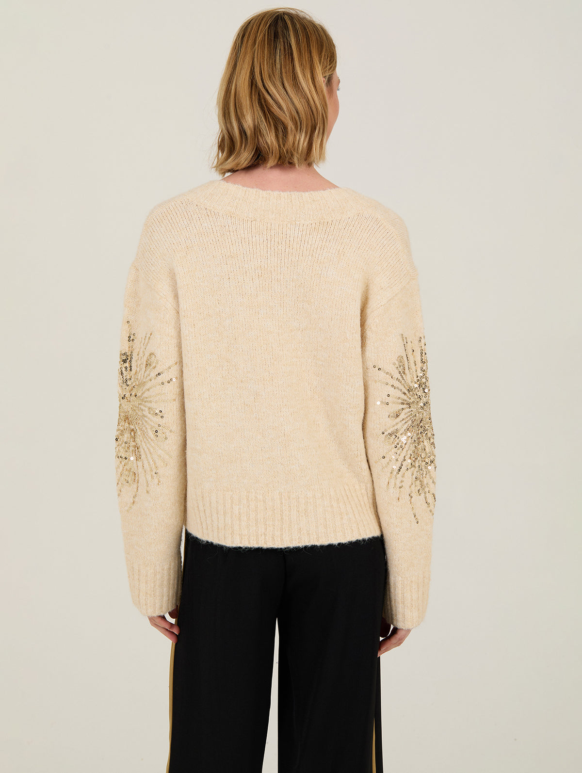 Detalle de mangas con adorno de lentejuelas