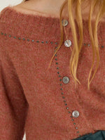 Detalle de piedras brillantes en cuello Bardot