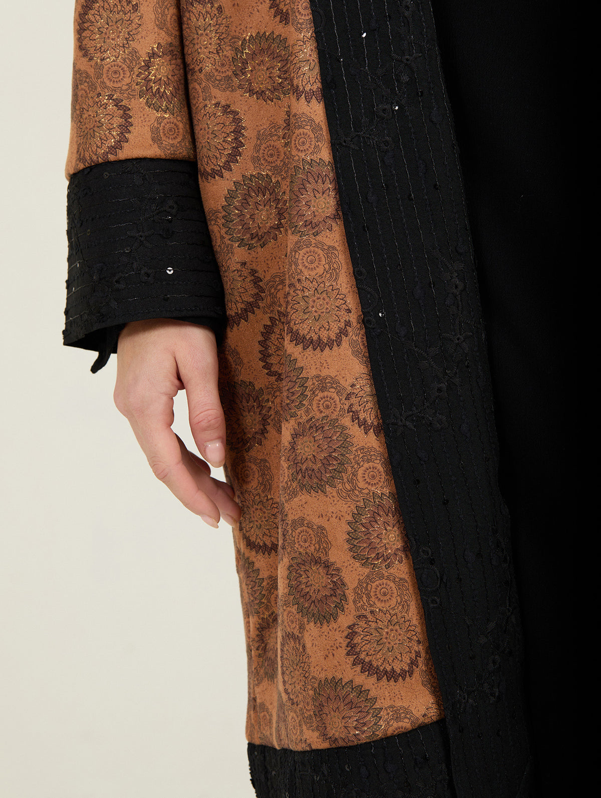Detalle del ribete negro y vivos en contraste del kaftán