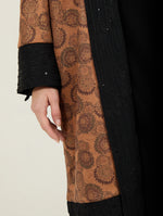 Detalle del ribete negro y vivos en contraste del kaftán