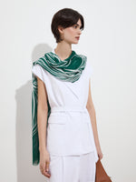 Pañuelo verde y blanco con estampado orgánico y flecos