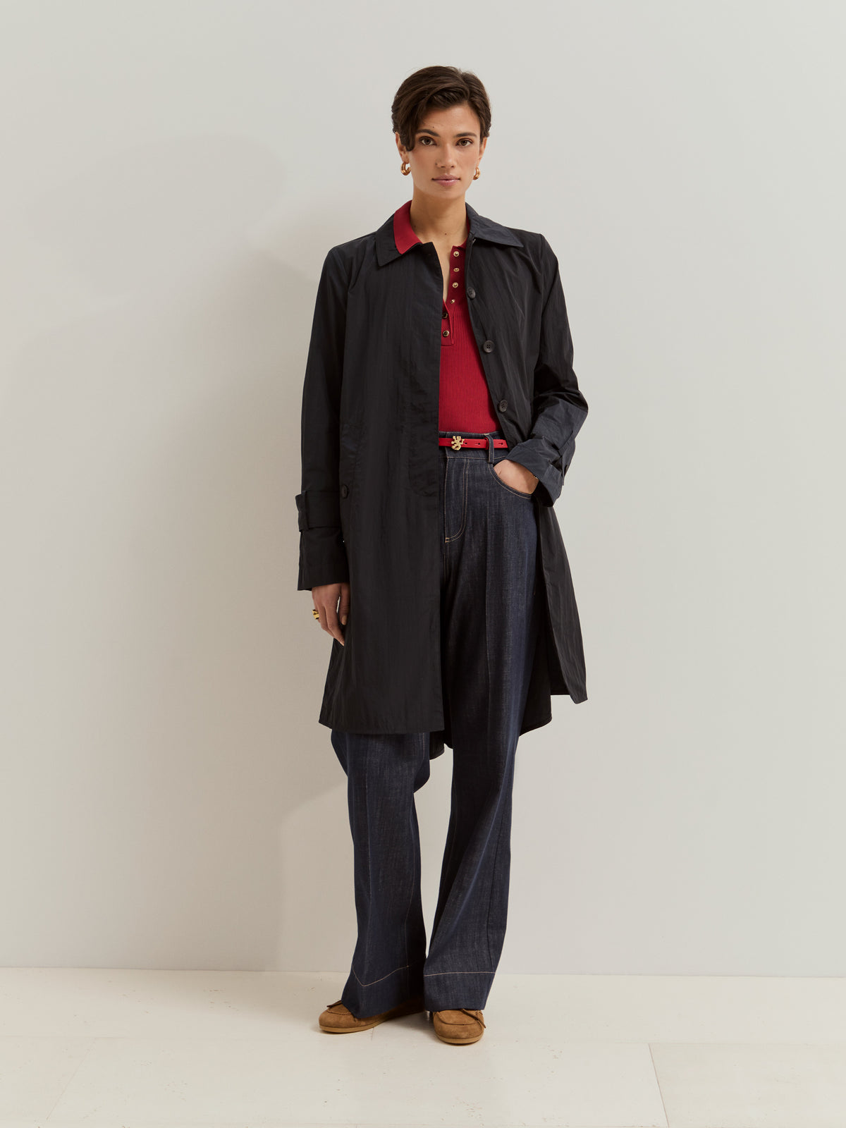 Gabardina midi con cuello de solapa y cierre frontal con botones ocultos.