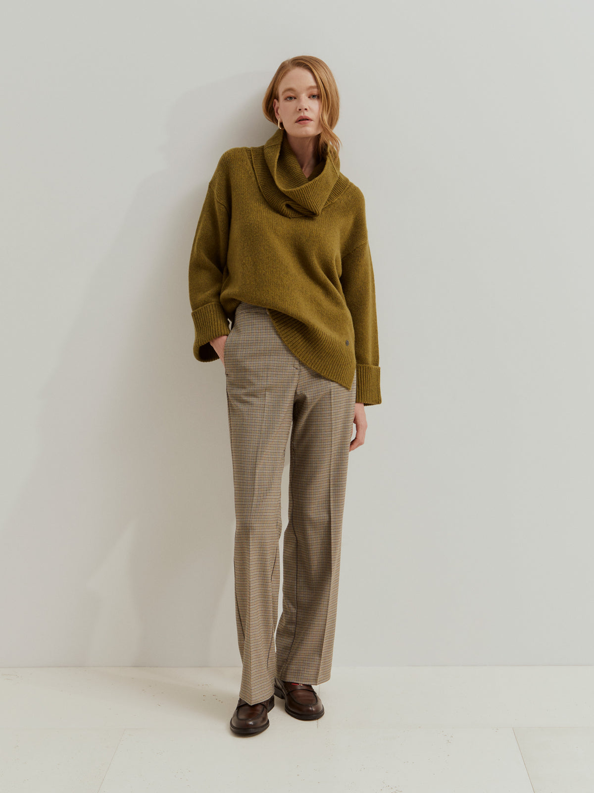 Jersey de lana de mujer con escote en V, aberturas laterales y cuello desmontable. Elegante, cómodo y versátil para el otoño e invierno.