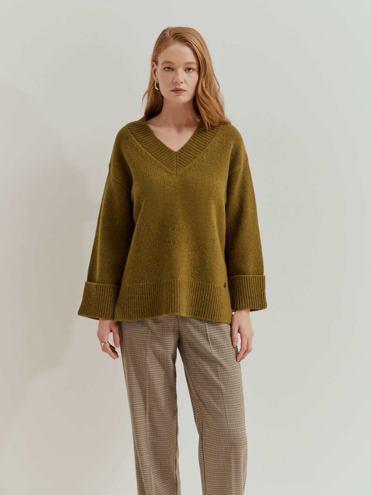 Jersey de lana de mujer con escote en V, aberturas laterales y cuello desmontable. Elegante, cómodo y versátil para el otoño e invierno.