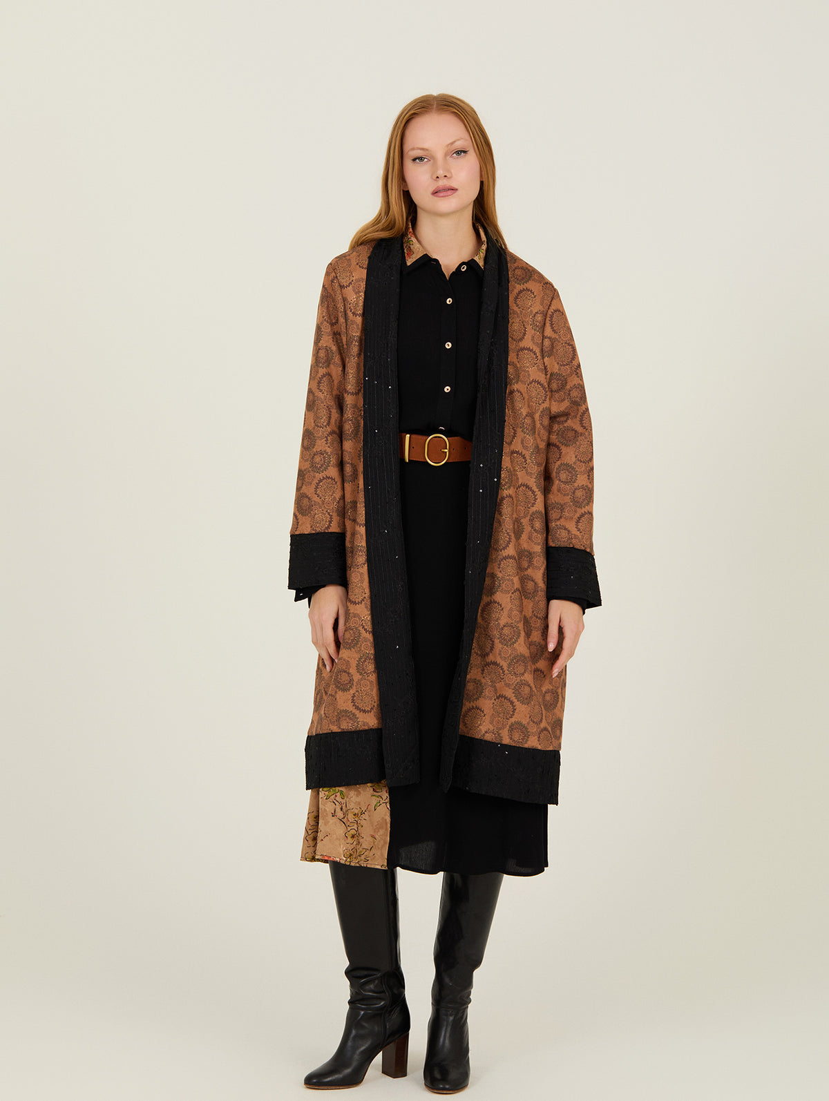 Mujer con kaftán bimateria largo con forro de lunares