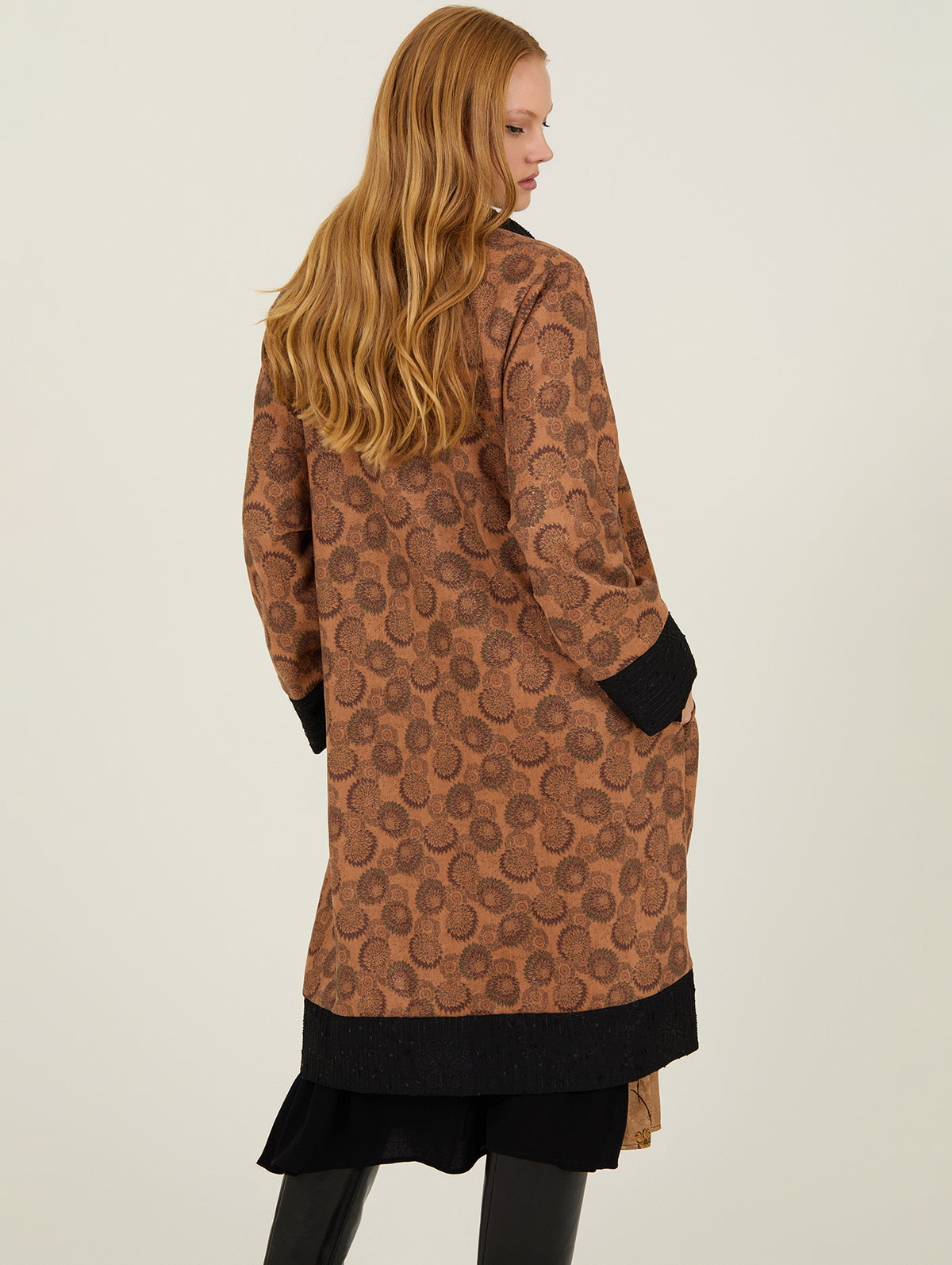 Kaftán largo con motivo geométrico en tonos tierra