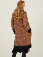 Kaftán largo con motivo geométrico en tonos tierra