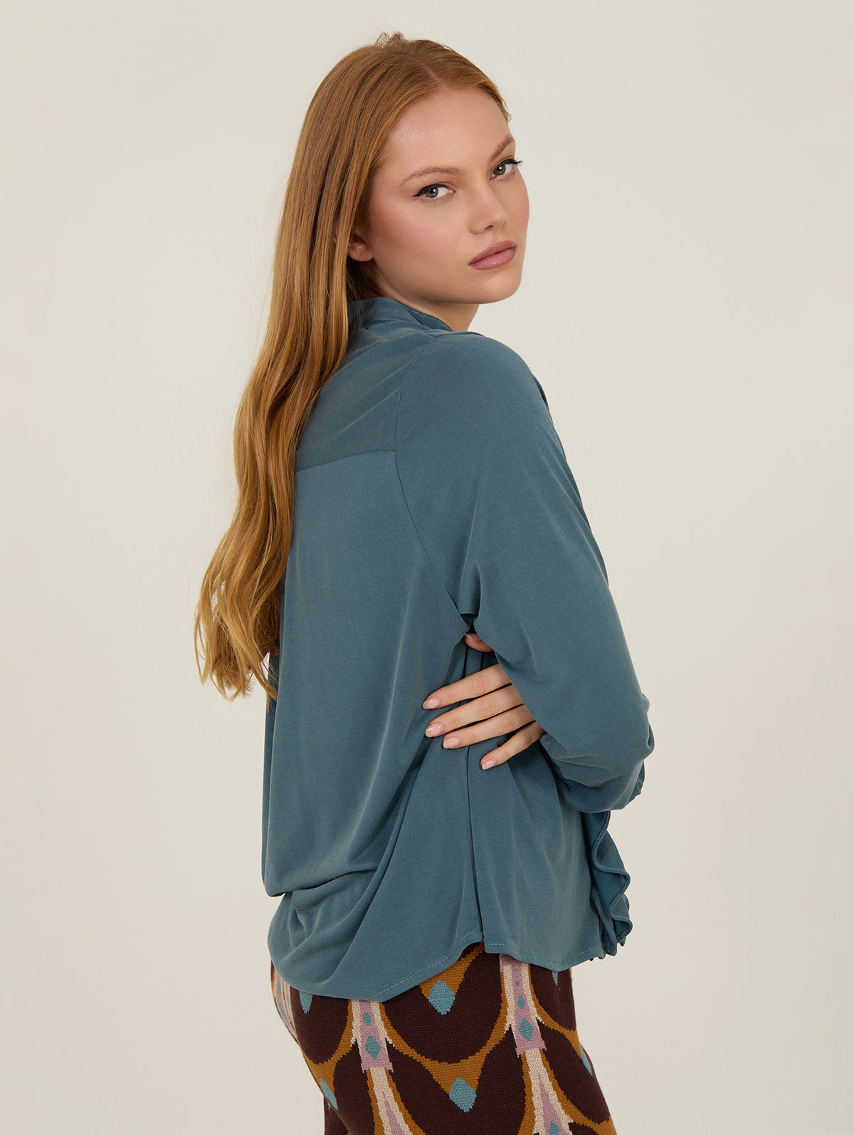 Camisa con volante frontal