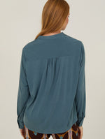 Camisa con volante frontal