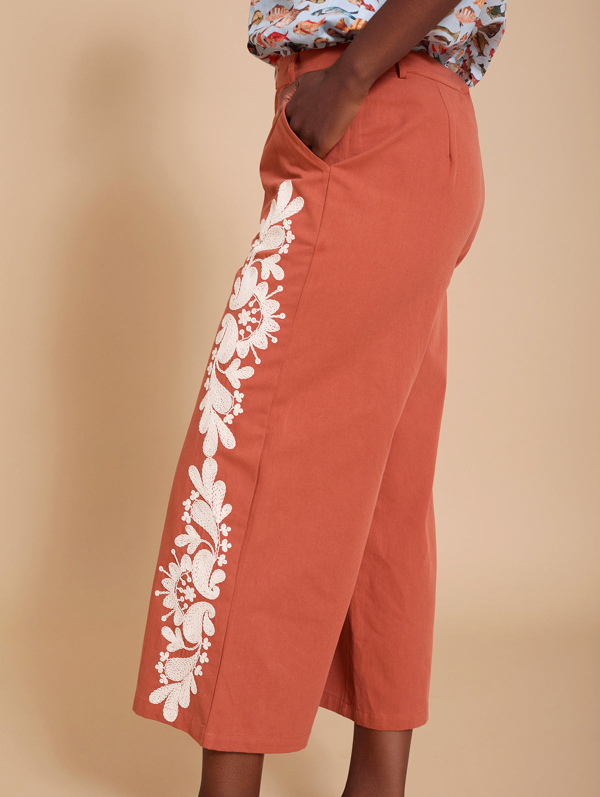 Pantalón Cropped con Bordado Lateral