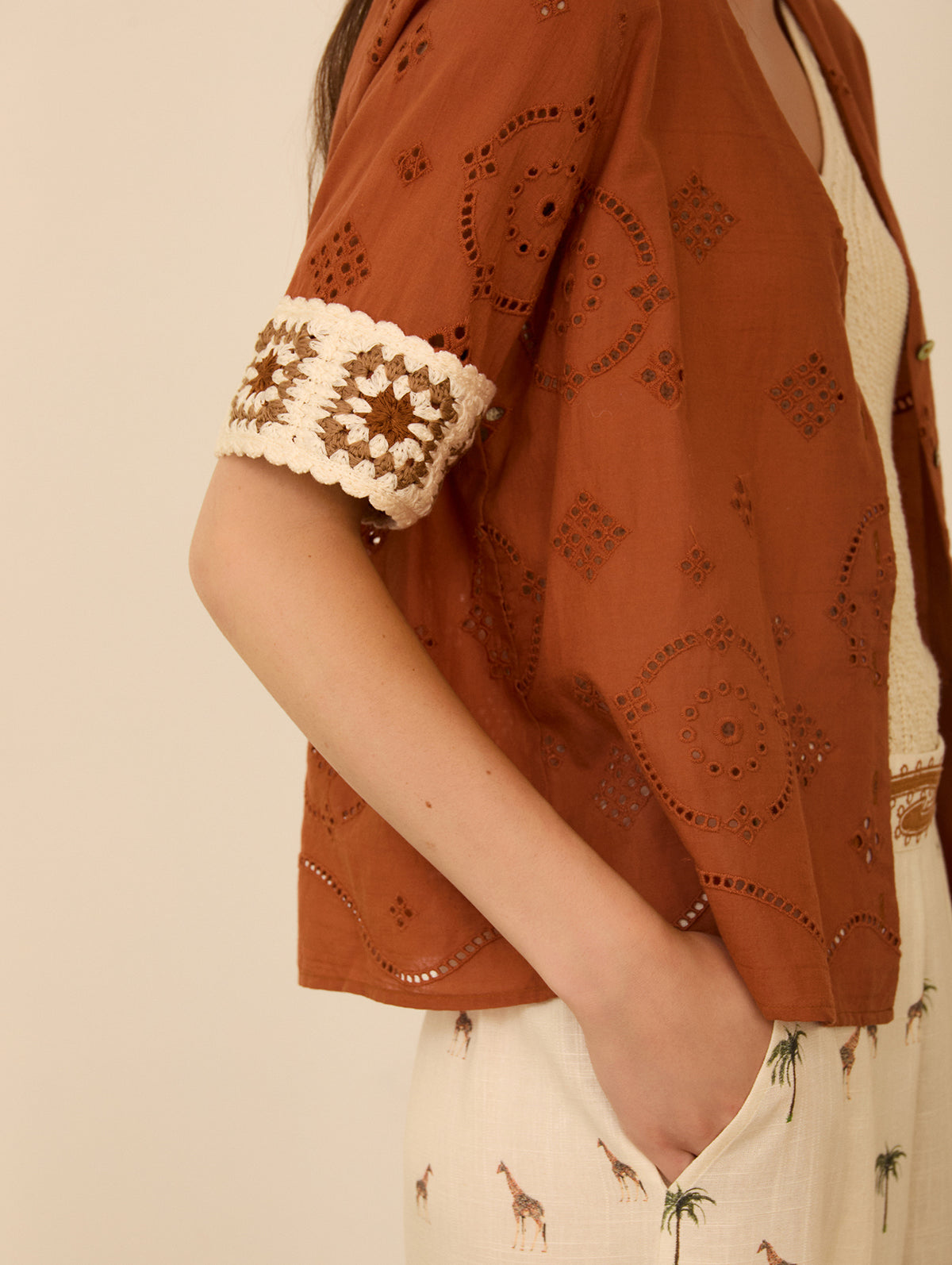 Blusa Algodón con Bordado y Detalle Crochet