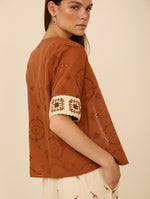 Blusa Algodón con Bordado y Detalle Crochet