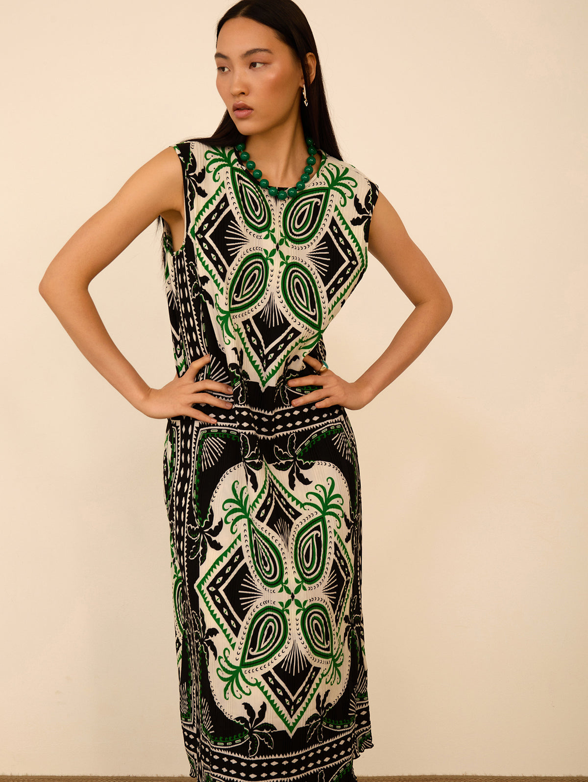 Vestido midi plisado con estampado étnico